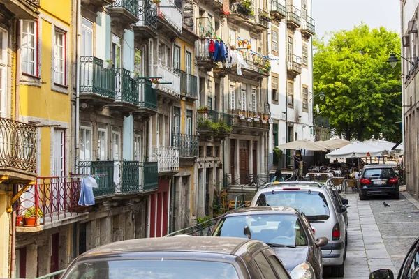 Porto, Portugalia, na 17 czerwca 2017 r. Historyczne budynki zrobić atrakcyjne autentyczne panoramę ulicy w centrum miasta. Samochody parkują w pobliżu chodniku — Zdjęcie stockowe