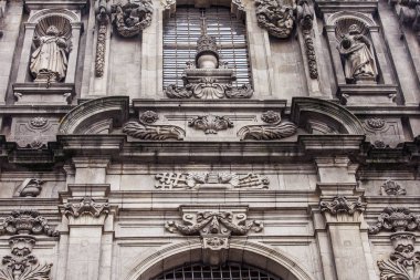 Porto, Portekiz, üzerinde 17 Haziran 2017. Bir cephe Kafedradlny Katedrali ve onun zengin dekor bilir