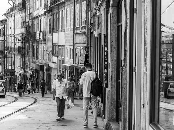 PORTO, PORTUGAL, em 17 de junho de 2017. Edifícios históricos fazem o horizonte autêntico atrativo da rua no centro da cidade. As pessoas vão pela rua — Fotografia de Stock