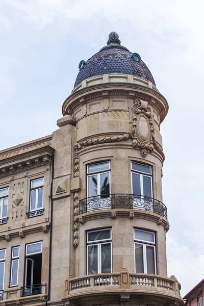 Porto, Portugalsko, na 17 června 2017. Slunce svítí fasády autentické historických budov v centru města, které nejsou vyhrazeny. — Stock fotografie