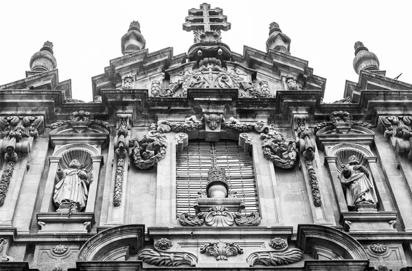 PORTO, PORTUGAL, le 17 juin 2017. Le soleil éclaire une façade de la cathédrale de Kafedradlny et son riche décor — Photo