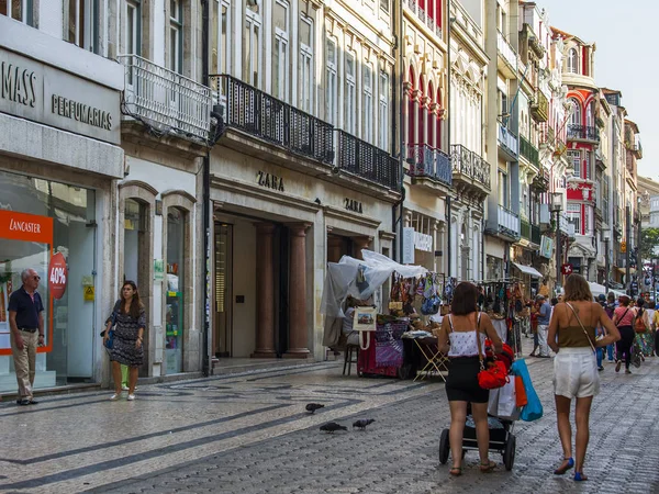 PORTO, PORTUGAL, em 17 de junho de 2017. Edifícios históricos fazem o horizonte autêntico atrativo da rua no centro da cidade. As pessoas vão pela rua — Fotografia de Stock