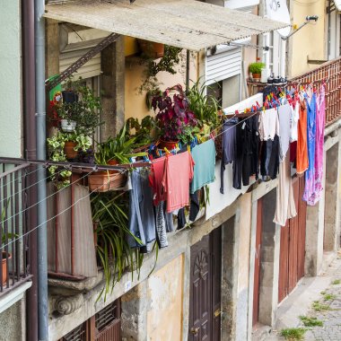 Porto, Portekiz, üzerinde 17 Haziran 2017. Değiştirilebilir değil otantik tarihi binaların şehir cepheler bilir. Keten bir balkonda kurur