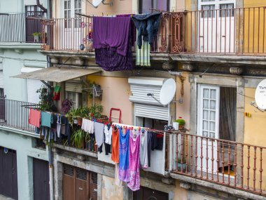 Porto, Portekiz, üzerinde 17 Haziran 2017. Değiştirilebilir değil otantik tarihi binaların şehir cepheler bilir. Keten bir balkonda kurur