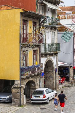 Porto, Portekiz, üzerinde 17 Haziran 2017. Tarihi binalar çekici otantik manzarası sokak şehir merkezinde olun..