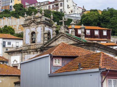 Porto, Portekiz, üzerinde 15 Haziran 2017. Yaz günü. Şehir merkezinde kırmızı çatılar bilir