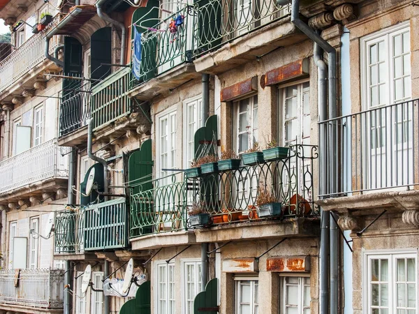 Porto, Portugalia, na 17 czerwca 2017 r. Słońce świeci fasady autentyczne historycznych budynków w centrum miasta, które nie mogą ulec zmianie. — Zdjęcie stockowe