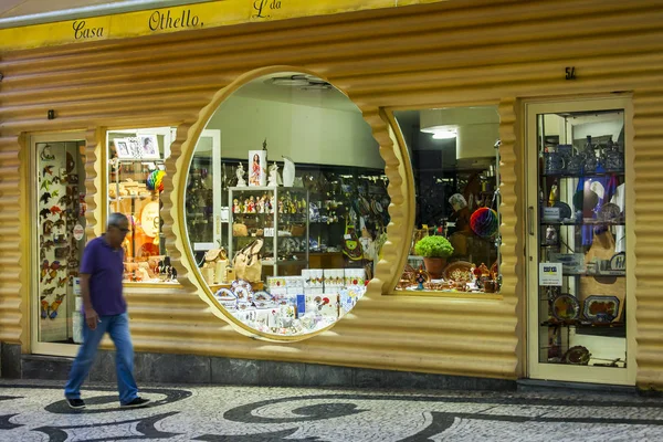 PORTO, PORTUGAL, 17 de junio de 2017. Los fuegos nocturnos encienden un escaparate de la tienda y lo hacen especialmente atractivo y pintoresco —  Fotos de Stock