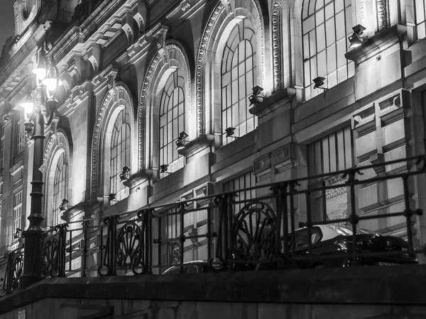 PORTO, PORTUGAL, on June 17, 2017. Night illumination decorates the building of the old railway station of Sao Bento — Stock Photo, Image