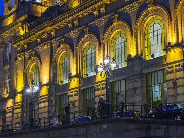 PORTO, PORTUGAL, 17 de junio de 2017. La iluminación nocturna decora el edificio de la antigua estación ferroviaria de Sao Bento —  Fotos de Stock