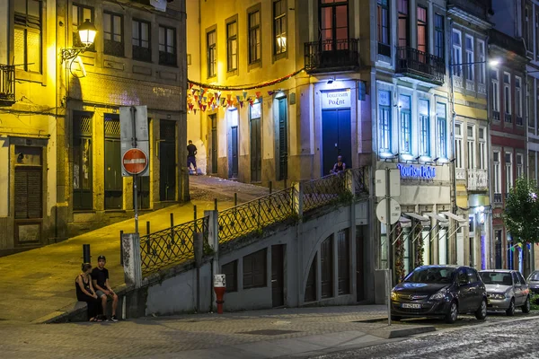 Porto, Portugal, 17 juni 2017. Natt bränder ljus gatan i en historisk del av staden och gör det särskilt attraktivt och pittoreska — Stockfoto