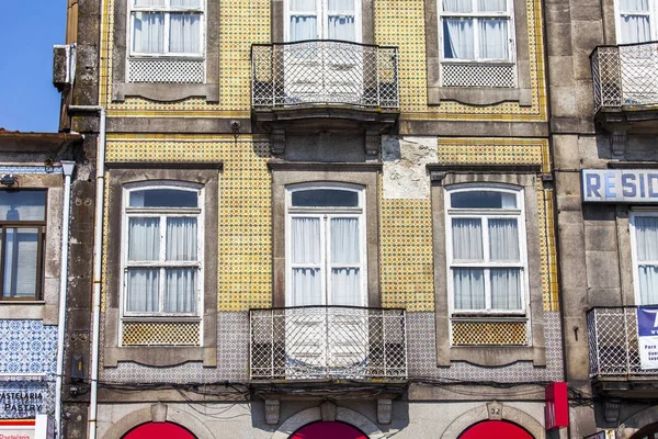 Porto, Portekiz, üzerinde 17 Haziran 2017. Şehir otantik tarihi binalar cephe şehir benzersiz bir görünüm yaratmak