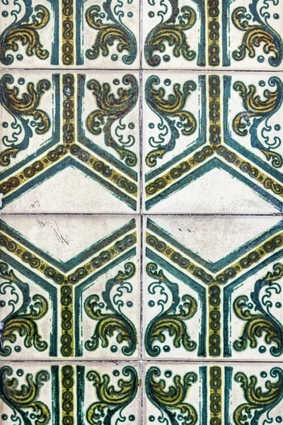 Lisabon, Portugalsko, na 22. června 2017. Tradiční portugalská keramických dlaždic azulejos zdobí průčelí starobylé budovy — Stock fotografie