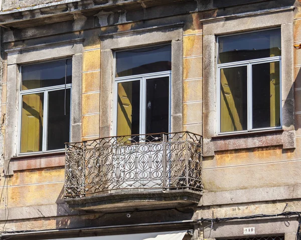 Porto, portugal, am 17. Juni 2017. Fassaden authentischer historischer Gebäude in der Innenstadt schaffen ein einzigartiges Erscheinungsbild der Stadt — Stockfoto