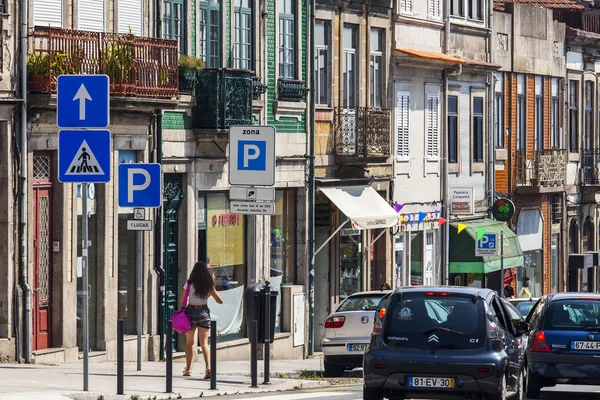 Porto, Portugal, op 17 juni 2017. Gevels van authentieke historische gebouwen in het centrum van maken een unieke uitstraling van de stad — Stockfoto