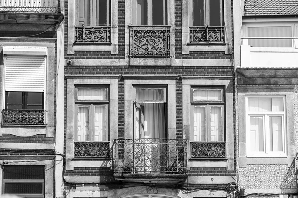 PORTO, PORTUGAL, em 17 de junho de 2017. Fachadas de edifícios históricos autênticos no centro da cidade criam uma aparência única da cidade — Fotografia de Stock