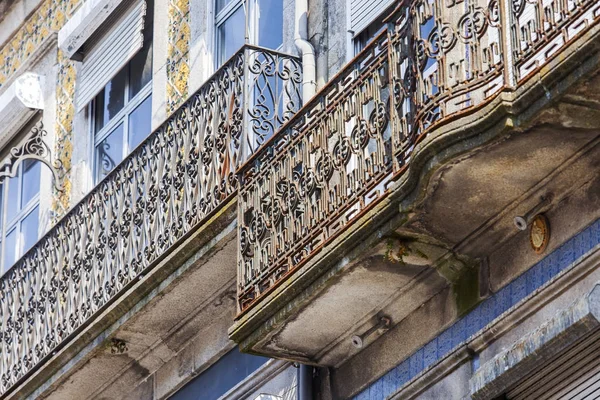 PORTO, PORTUGAL, 17 de junio de 2017. Fachadas de auténticos edificios históricos en el centro de la ciudad crean un aspecto único de la ciudad —  Fotos de Stock