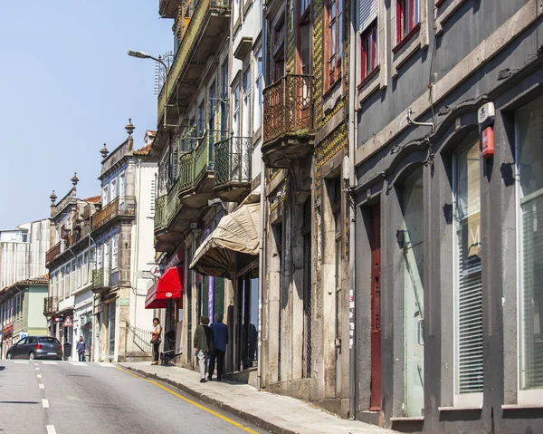 Porto, Portugalia, na 17 czerwca 2017 r. Autentyczne historyczne budynki stanowią atrakcyjną panoramę w centrum — Zdjęcie stockowe