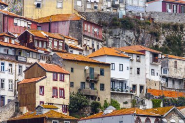 Porto, Portekiz, üzerinde 17 Haziran 2017. Otantik tarihi binalar, şehir merkezinde Douro nehir kıyısında cazip manzarası olun. Tipik dekor eski evlerin duvarları süsleyen