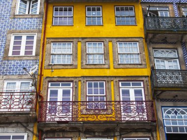Porto, Portekiz, üzerinde 17 Haziran 2017. Otantik tarihi binalar, şehir merkezinde Douro nehir kıyısında cazip manzarası olun. Tipik dekor eski evlerin duvarları süsleyen