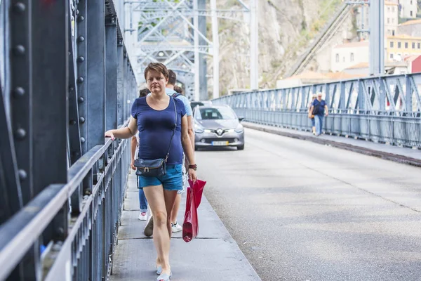 Porto, Portugal, op 17 juni 2017. Mensen gaan langs de Ponte Luis I-brug die verbindt de oevers van de Douro en behoort tot de stad karakter — Stockfoto