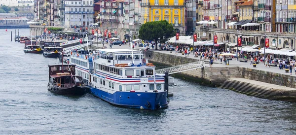 Porto, Portugalsko, na 17 června 2017. Chůze loď kotví v břehu řeky Duero. — Stock fotografie