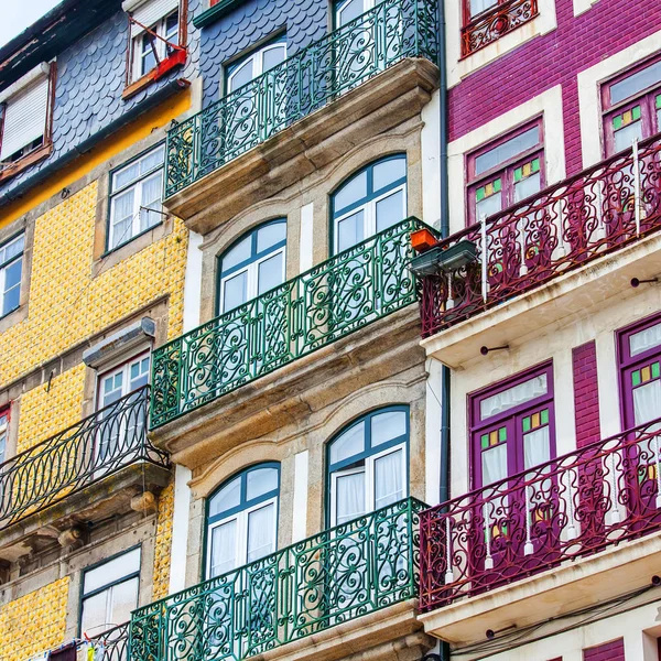 Porto, Portugalia, na 17 czerwca 2017 r. Autentyczne historyczne budynki stanowią atrakcyjną panoramę, na brzegu rzeki Douro z w centrum. Wystrój typowo dekoruje elewacje starych domów — Zdjęcie stockowe