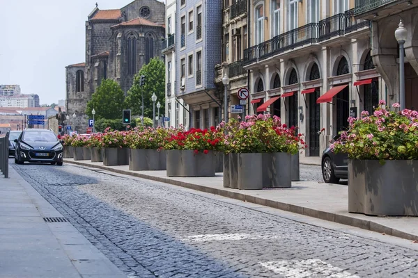 Porto, Portugal, 17 juni 2017. Gamla genuina byggnader göra en attraktiv arkitektoniskt komplex av gatan i gamla staden. — Stockfoto