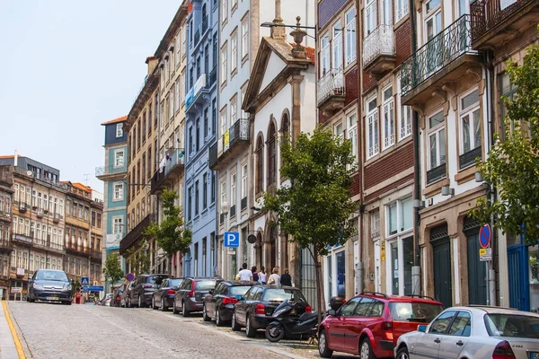 Porto, Portugal, 17 juni 2017. Autentiska historiska byggnader göra attraktiva skyline i centrala — Stockfoto