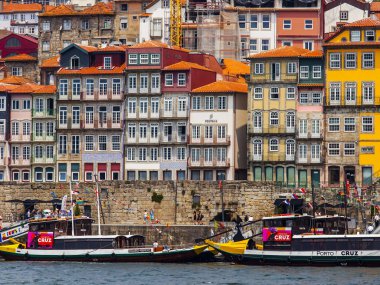 Porto, Portekiz, üzerinde 17 Haziran 2017. Duero Nehri ters banka üzerinde dolgu bilir. İnsanlar ve araçların dolgu üzerinde hareket ettirin. Otantik tekneleri rıhtımda demirli