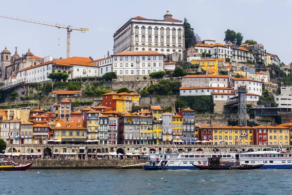 Porto, Portekiz, üzerinde 17 Haziran 2017. Duero Nehri ters banka üzerinde dolgu bilir. İnsanlar ve araçların dolgu üzerinde hareket ettirin. Otantik tekneleri rıhtımda demirli