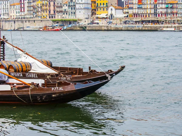 Porto, portugal, am 17. juni 2017. das wanderboot liegt am ufer des flusses duero. — Stockfoto