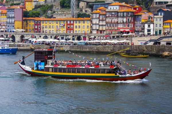 Porto, Portekiz, üzerinde 17 Haziran 2017. Nehirde Duero yürüyen tekne yüzen. 
