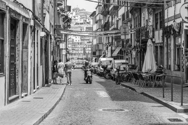 Porto, Portugalsko, na 15 června 2017. Letní krajina města. Slunce svítí budov v centru města — Stock fotografie
