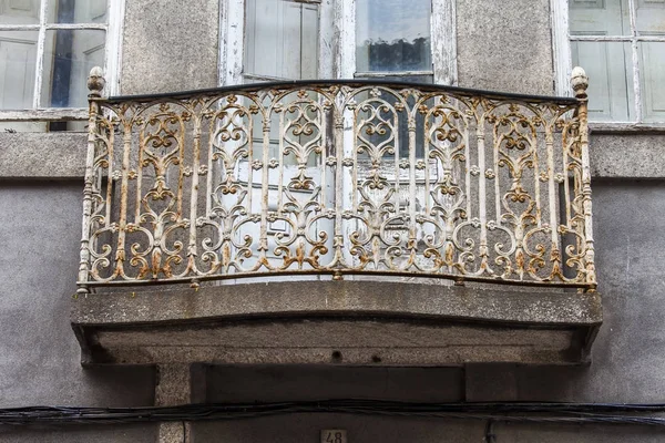 Porto, Portugalsko, na 17 června 2017. Prolamované balkon zdobí fasádu staré budově v centru města. — Stock fotografie