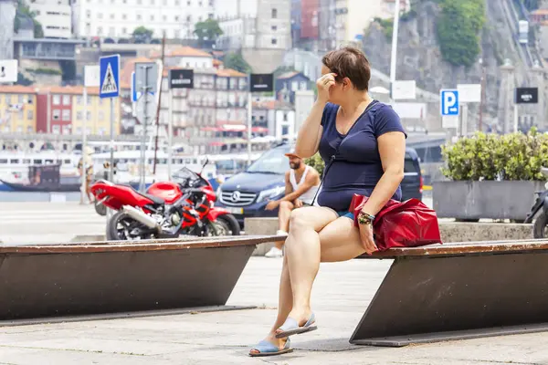 Porto, Portugalia, na 17 czerwca 2017 r. Młoda atrakcyjna kobieta ma odpoczynku na brzegu rzeki Douro. Krajobraz lato miasto. — Zdjęcie stockowe