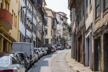 Porto, Portekiz, üzerinde 17 Haziran 2017. Yaz şehir manzarası. Eski evleri şehir merkezinde çekici manzarası olun. Cadde boyunca insanlar gider.