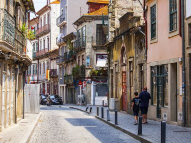 Porto, Portekiz, üzerinde 17 Haziran 2017. Yaz şehir manzarası. Eski evleri şehir merkezinde çekici manzarası olun. Cadde boyunca insanlar gider.