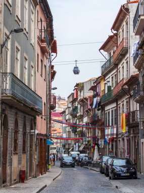 Porto, Portekiz, üzerinde 17 Haziran 2017. Yaz şehir manzarası. Eski evleri şehir merkezinde çekici manzarası olun. Cadde boyunca insanlar gider.