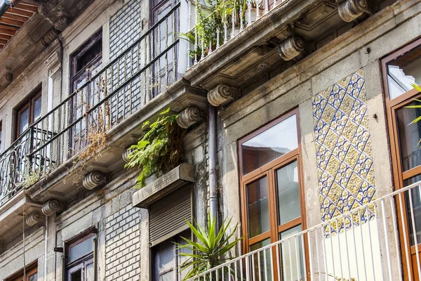 Porto, Portekiz, üzerinde 17 Haziran 2017. Ajur balkon, eski bina şehir merkezinde bir cephe Süsle.