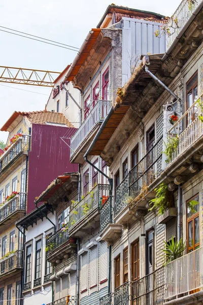 Porto, Portekiz, üzerinde 17 Haziran 2017. Ajur balkon, eski bina şehir merkezinde bir cephe Süsle.
