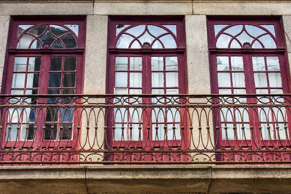 Porto, Portugal, op 17 juni 2017. De opengewerkte balkon siert een gevel van de oude gebouw n centrum. — Stockfoto