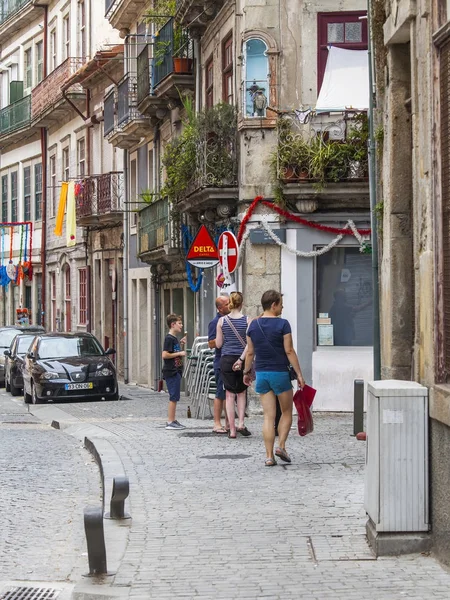 Porto, portugal, am 17. juni 2017. Sommer-Stadtlandschaft. Alte Häuser machen attraktive Skyline in der Innenstadt. — Stockfoto