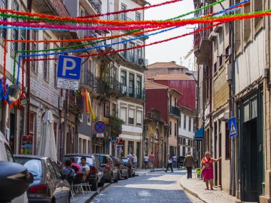 Porto, Portekiz, üzerinde 17 Haziran 2017. Eski otantik binalar eski şehirde sokak çekici bir mimari kompleks yapmak. Yaz şehir manzarası. 