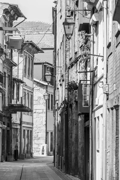 PORTO, PORTUGAL, 17 de junio de 2017. Antiguos edificios auténticos hacen un atractivo complejo arquitectónico de la calle en la ciudad vieja. Verano ciudad paisaje . — Foto de Stock