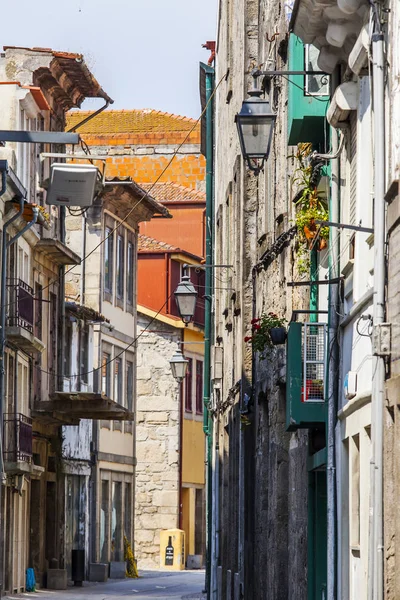 PORTO, PORTUGAL, 17 de junio de 2017. Antiguos edificios auténticos hacen un atractivo complejo arquitectónico de la calle en la ciudad vieja. Verano ciudad paisaje . —  Fotos de Stock