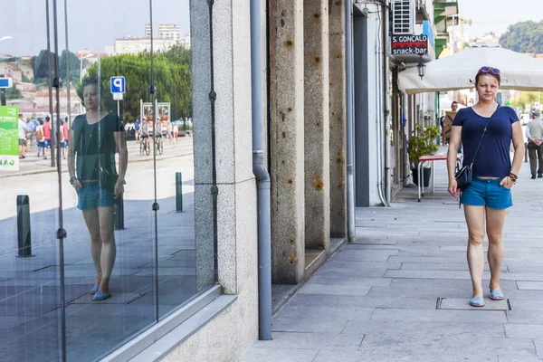 PORTO, PORTUGAL, 17 de junio de 2017. La joven atractiva va por la calle de la ciudad. Verano ciudad paisaje . —  Fotos de Stock