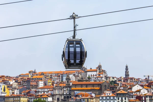 PORTO, PORTOGALLO, il 15 giugno 2017. Paesaggio urbano estivo. Il sole illumina gli edifici del centro sulla riva del fiume Douro. La cabina di Teleferiko si muove sopra case — Foto Stock