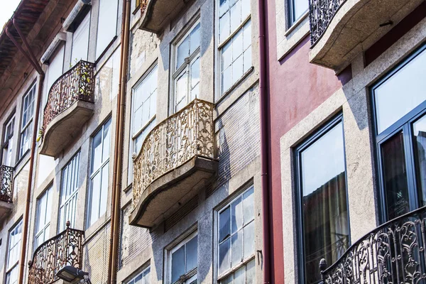 PORTO, PORTUGAL, le 17 juin 2017. balcons ajourés décorer une façade de l'ancien bâtiment authentique du centre-ville . — Photo