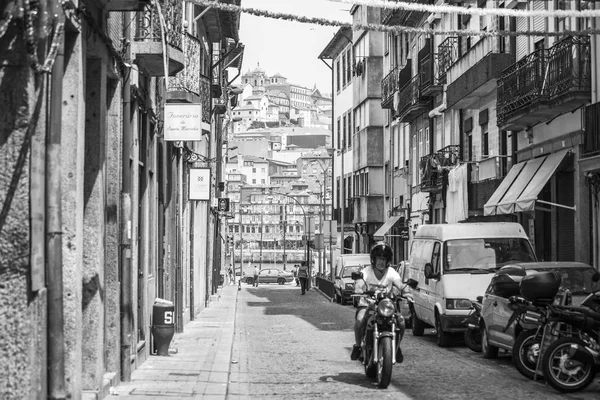 Πόρτο, Πορτογαλία, στις 17 Ιουνίου 2017. Παλιά αυθεντικά κτίρια κάνουν ένα ελκυστικό αρχιτεκτονικό συγκρότημα της οδού της παλιάς πόλης. Καλοκαιρινό τοπίο της πόλης. — Φωτογραφία Αρχείου